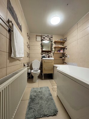 Bathroom - Râșnov Old Town House • Family-Friendly • Walk to Fortress • Near Bran Castle (Râșnov)