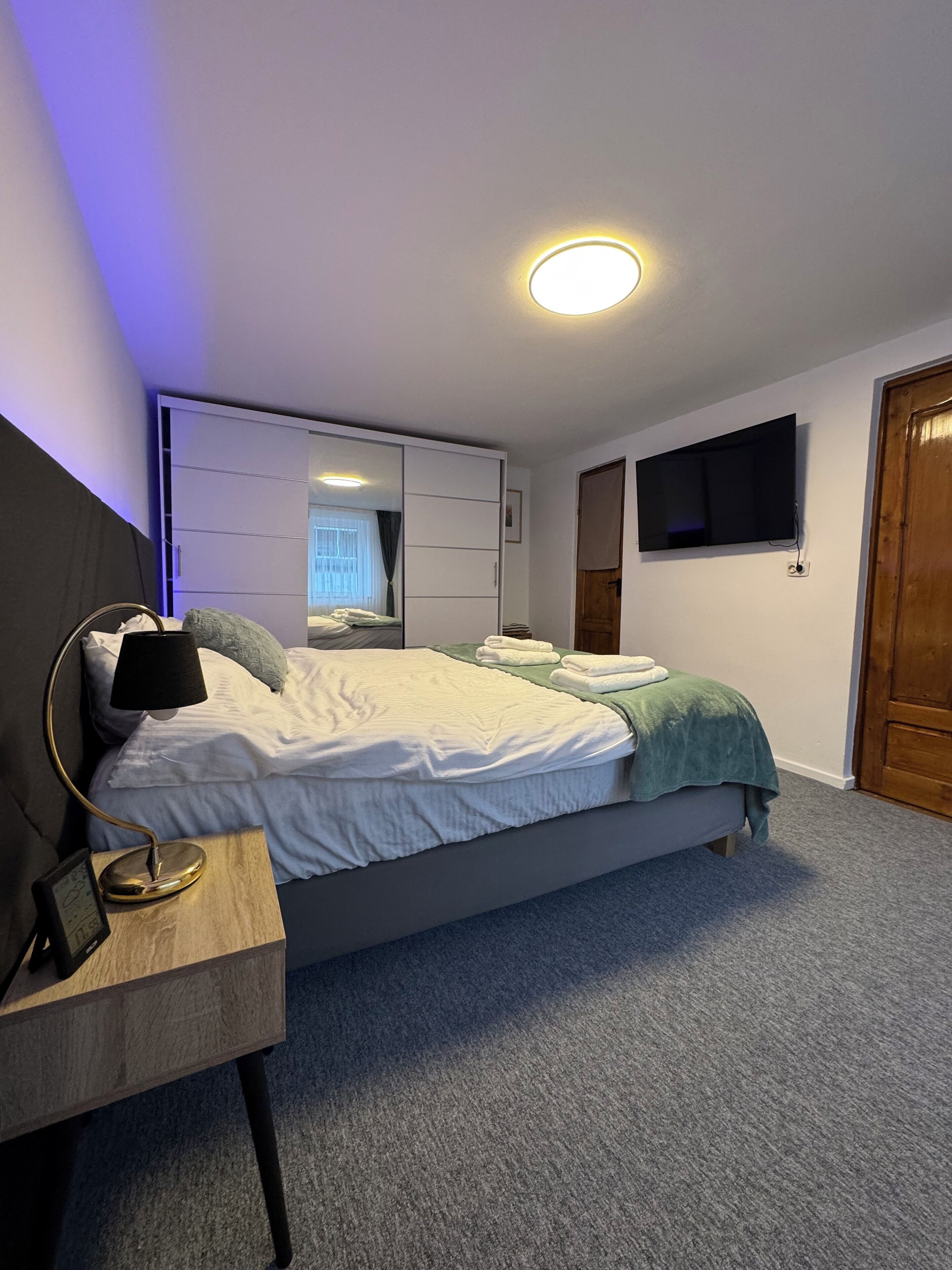 Tabla de planchar con plancha, wifi y ropa de cama 