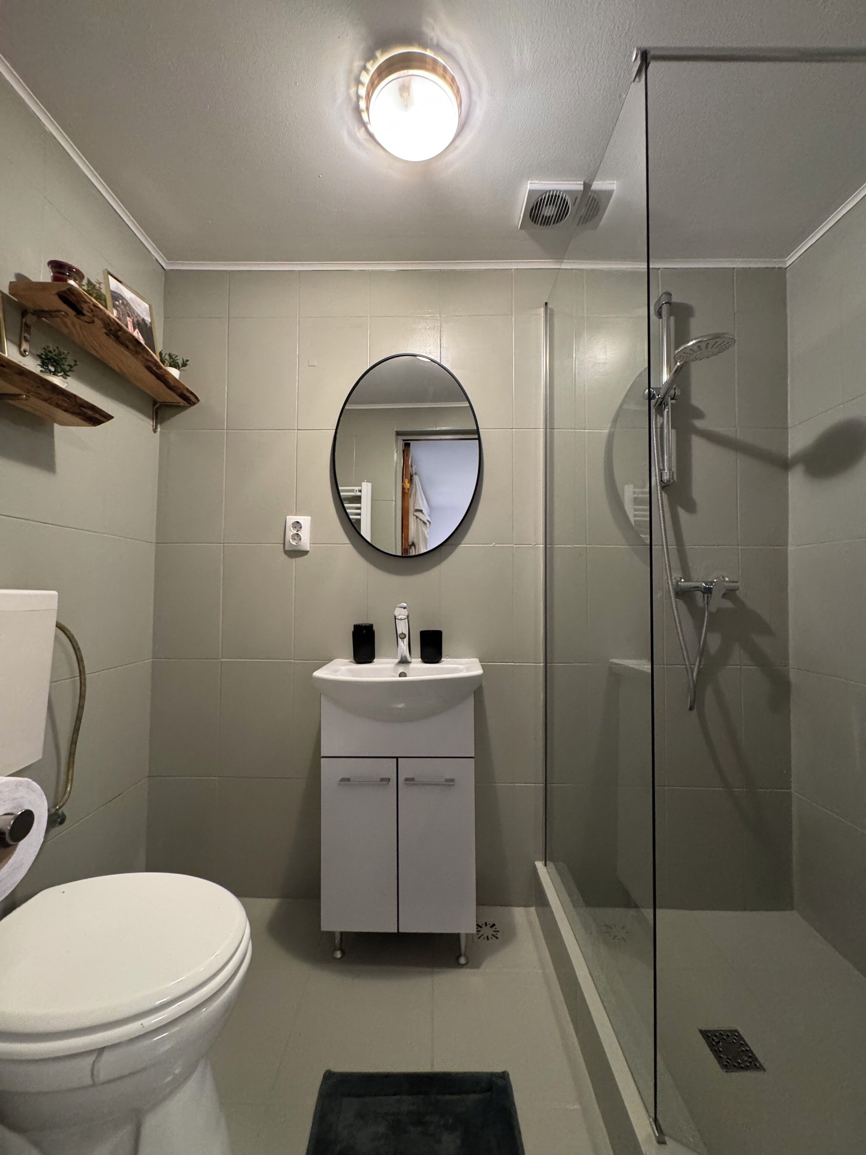 Een douche, een haardroger, handdoeken, zeep