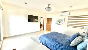 Een strijkplank/strijkijzer, wifi, beddengoed