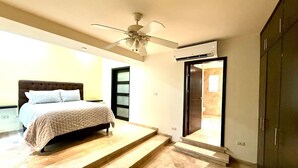 A bedroom with a bed, a ceiling fan, and a sliding door leading to a balcony. - Villa Alberca, Bar y Terraza Privada (La Paz)
