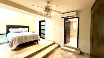 Escrivaninha, ferros/tábuas de passar roupa, Wi-Fi, roupa de cama