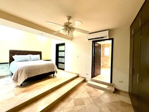 Escrivaninha, ferros/tábuas de passar roupa, Wi-Fi, roupa de cama