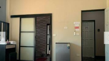 Double or Twin Room, City View | Living area