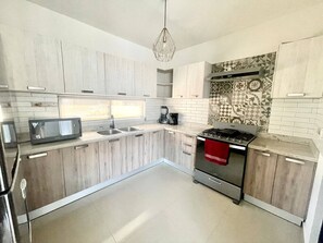 冰箱、微波炉、烤箱、炉灶