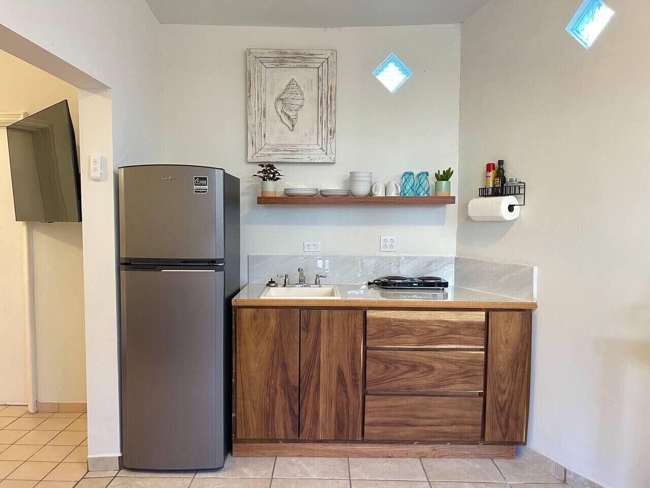 Fridge, microwave, coffee/tea maker, toaster