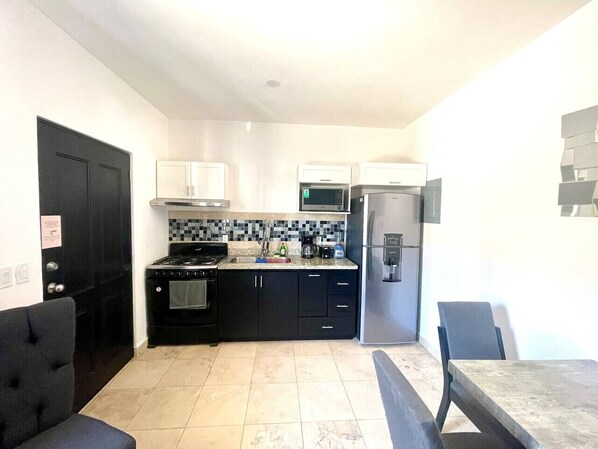 Refrigerador, microondas, horno y parrilla de estufa