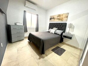 Tabla de planchar con plancha, wifi y ropa de cama