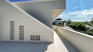 Un edificio moderno con tetto spiovente e bocchette decorative.