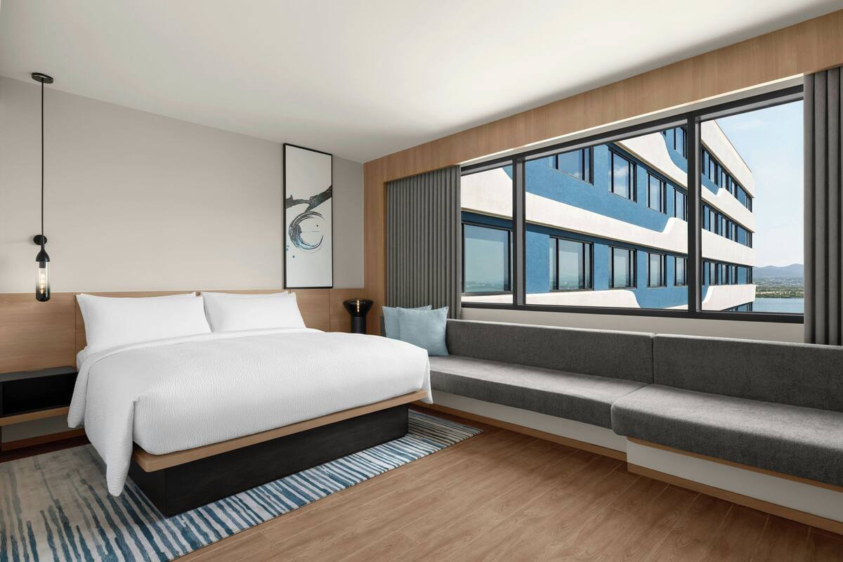 Minibar con artículos gratuitos y caja de seguridad en la habitación 