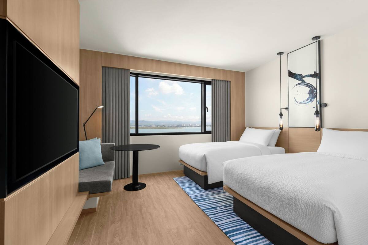 Minibar con artículos gratuitos y caja de seguridad en la habitación 
