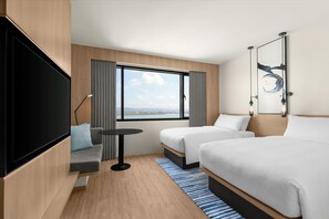 Minibar con artículos gratuitos y caja de seguridad en la habitación 