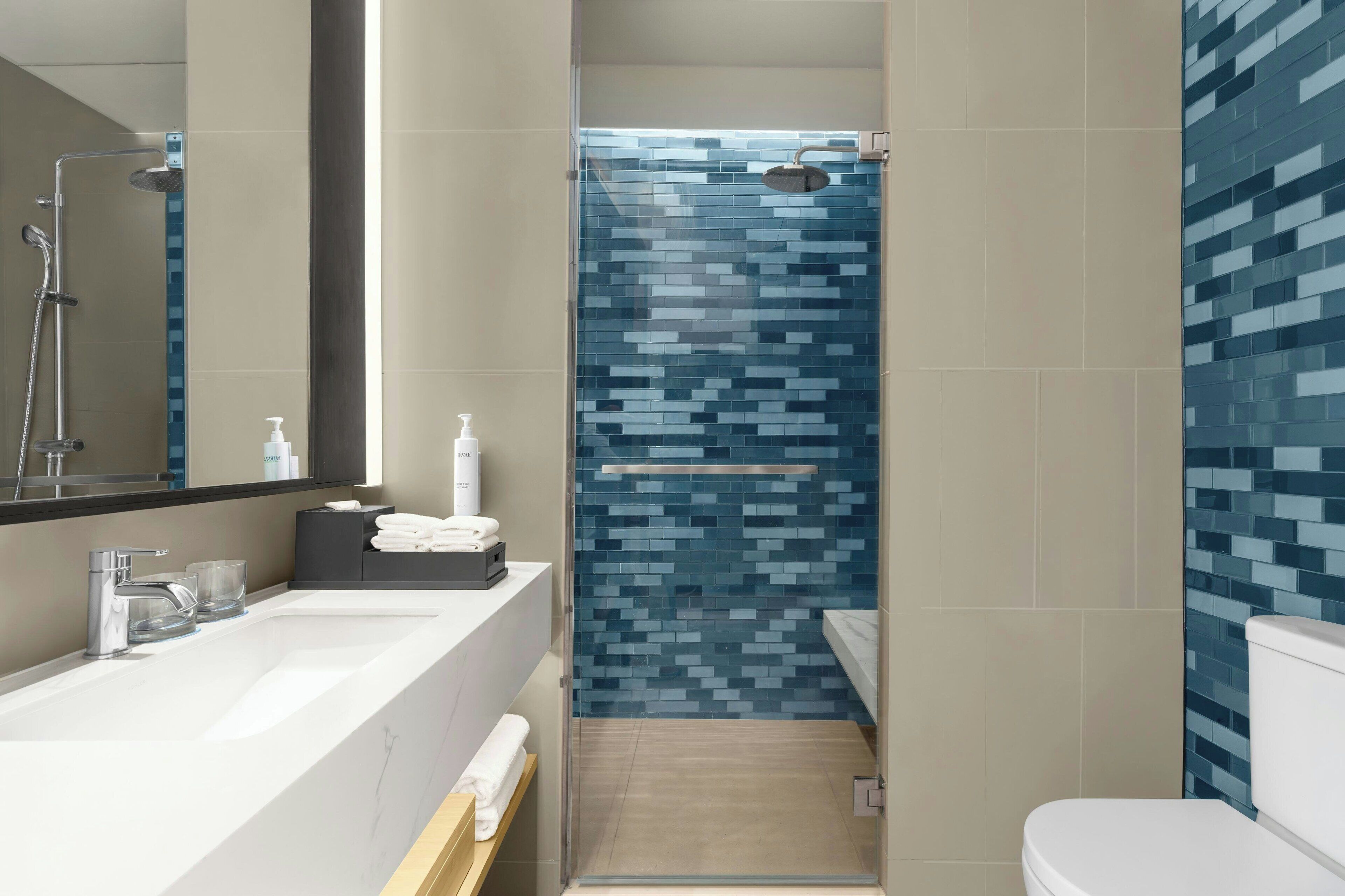 Standard Room, 1 Queen Bed | Bathroom | Shower, rainfall showerhead, free toiletries, hair dryer
