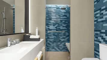 Standard Room, 1 Queen Bed | Bathroom | Shower, rainfall showerhead, free toiletries, hair dryer