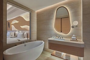 Deluxe Room, 2 Single Beds, Balcony, Resort View | Bathroom