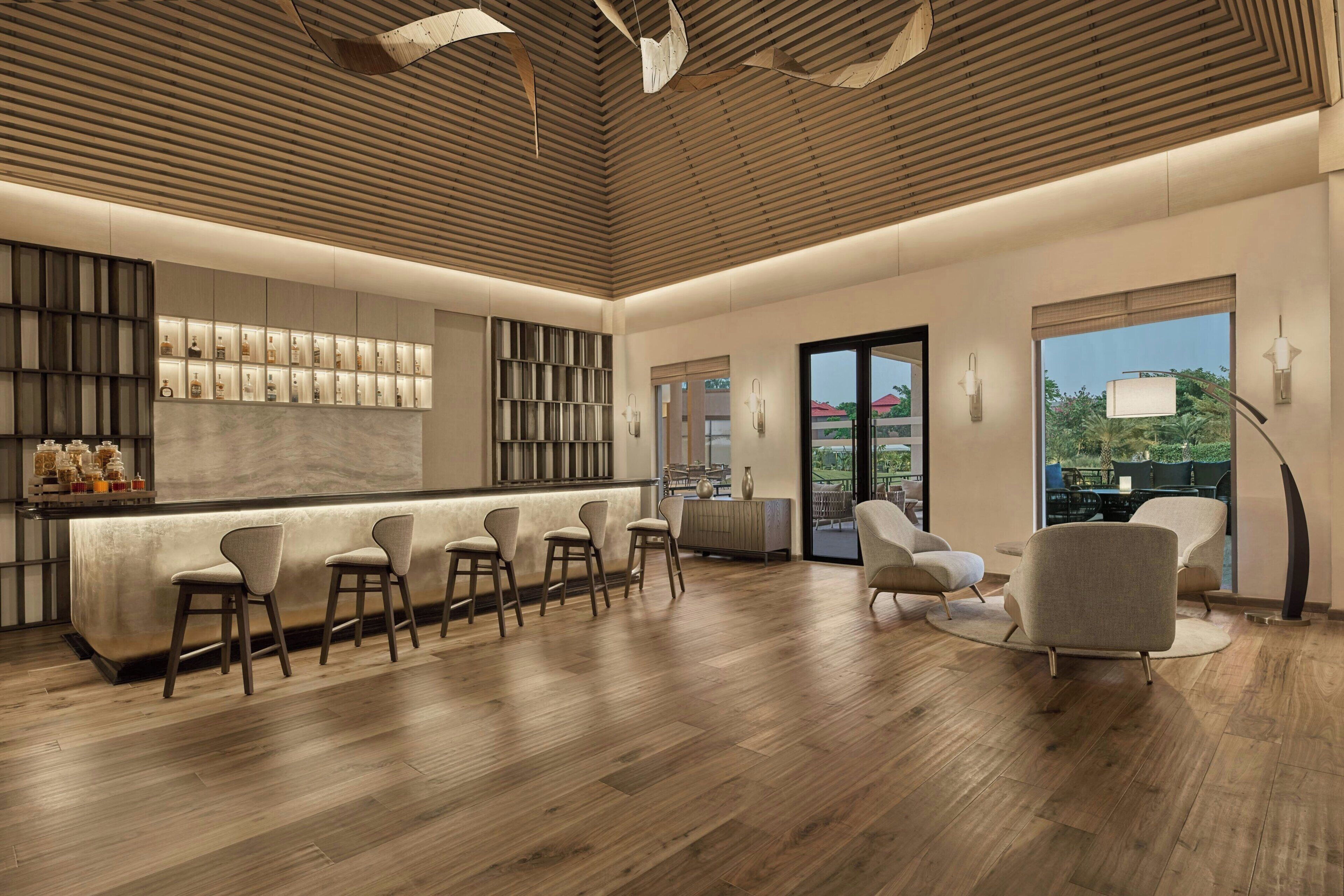 2 bares, bar junto a la piscina