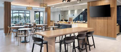 Buffet déjeuner gratuit tous les jours