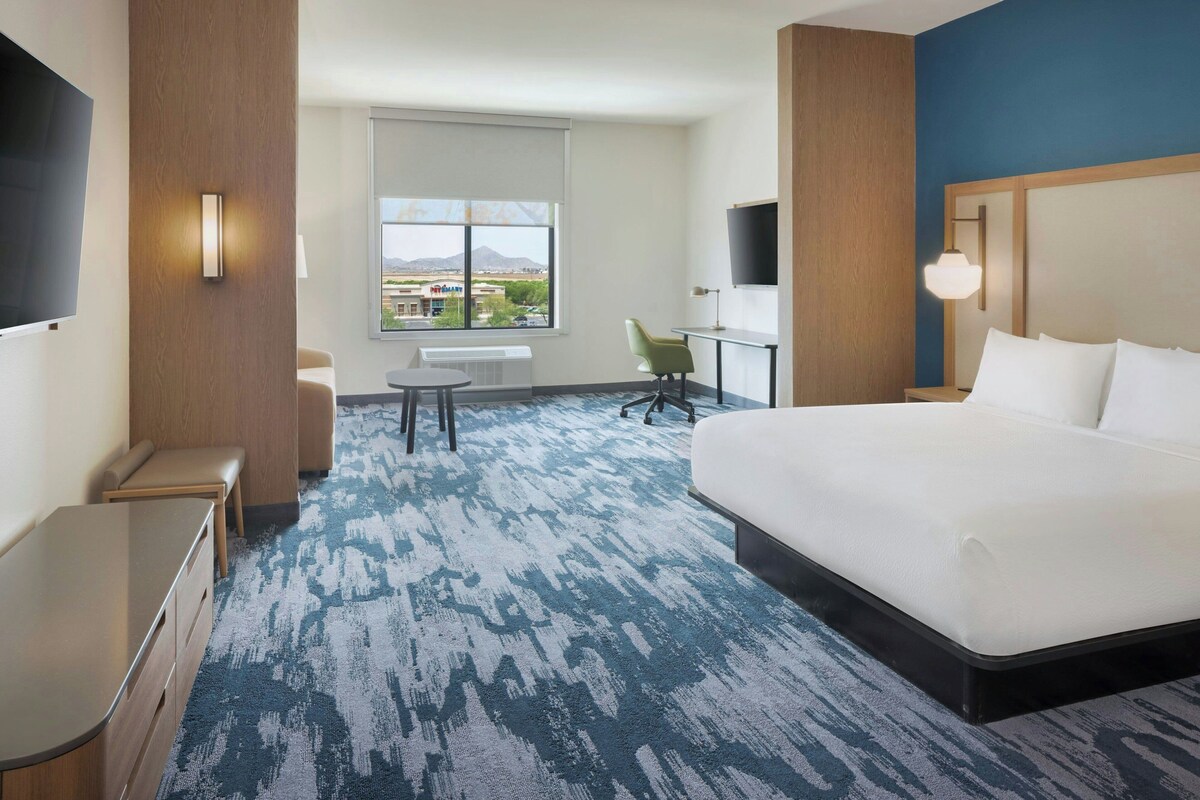 Suite, 1 King-Bett | Hochwertige Bettwaren, Schreibtisch, laptopgeeigneter Arbeitsplatz