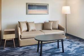 Luxe beddengoed, een bureau, een laptopwerkplek