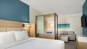 Une chambre d’hôtel avec un grand lit, un canapé, un bureau et une télévision.