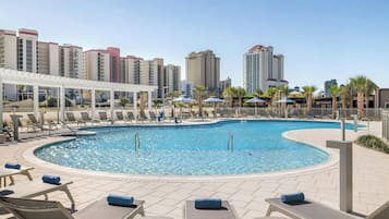 Útilaug, sólhlífar, sólstólar