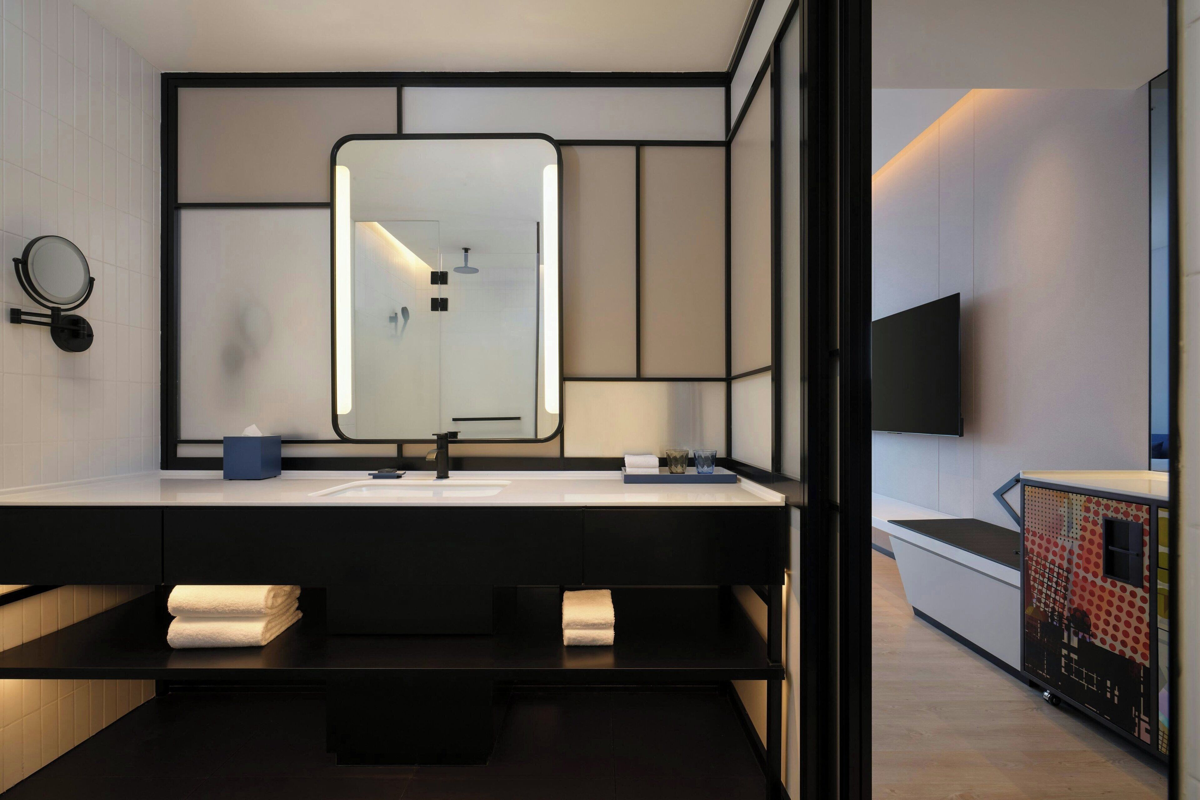 Chambre, 2 lits doubles, vue ville | Salle de bain | Articles de toilette gratuits, sèche-cheveux, chaussons