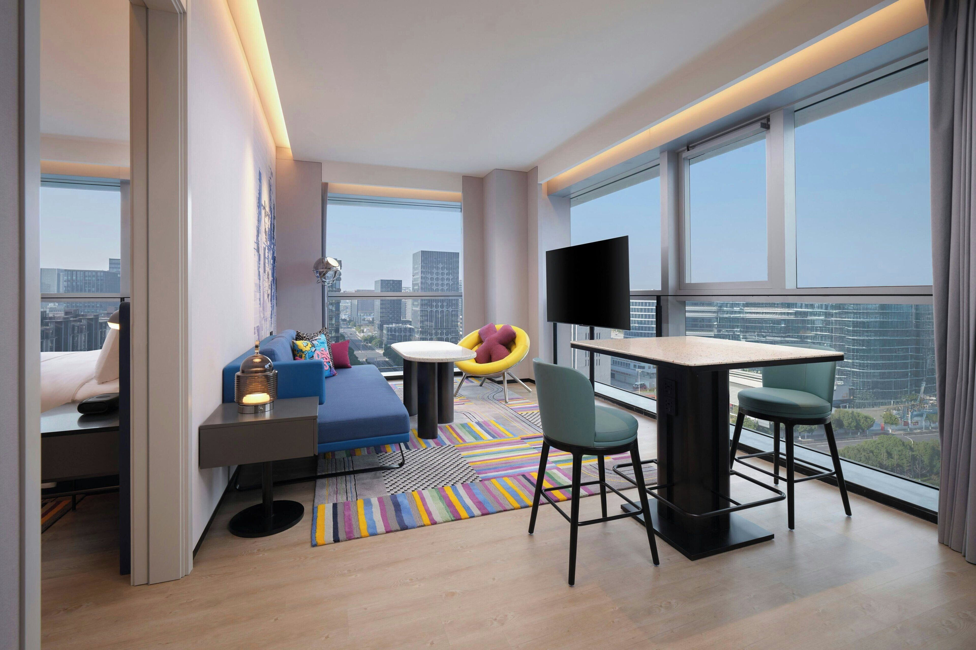 Suíte, 1 quarto, vista para a cidade | Sala de estar | TV