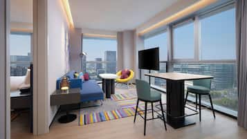 Suíte, 1 quarto, vista para a cidade | Sala de estar | TV