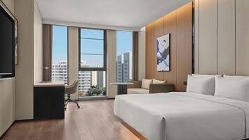 Business Room, 1 King Bed, City View | Soundproofing