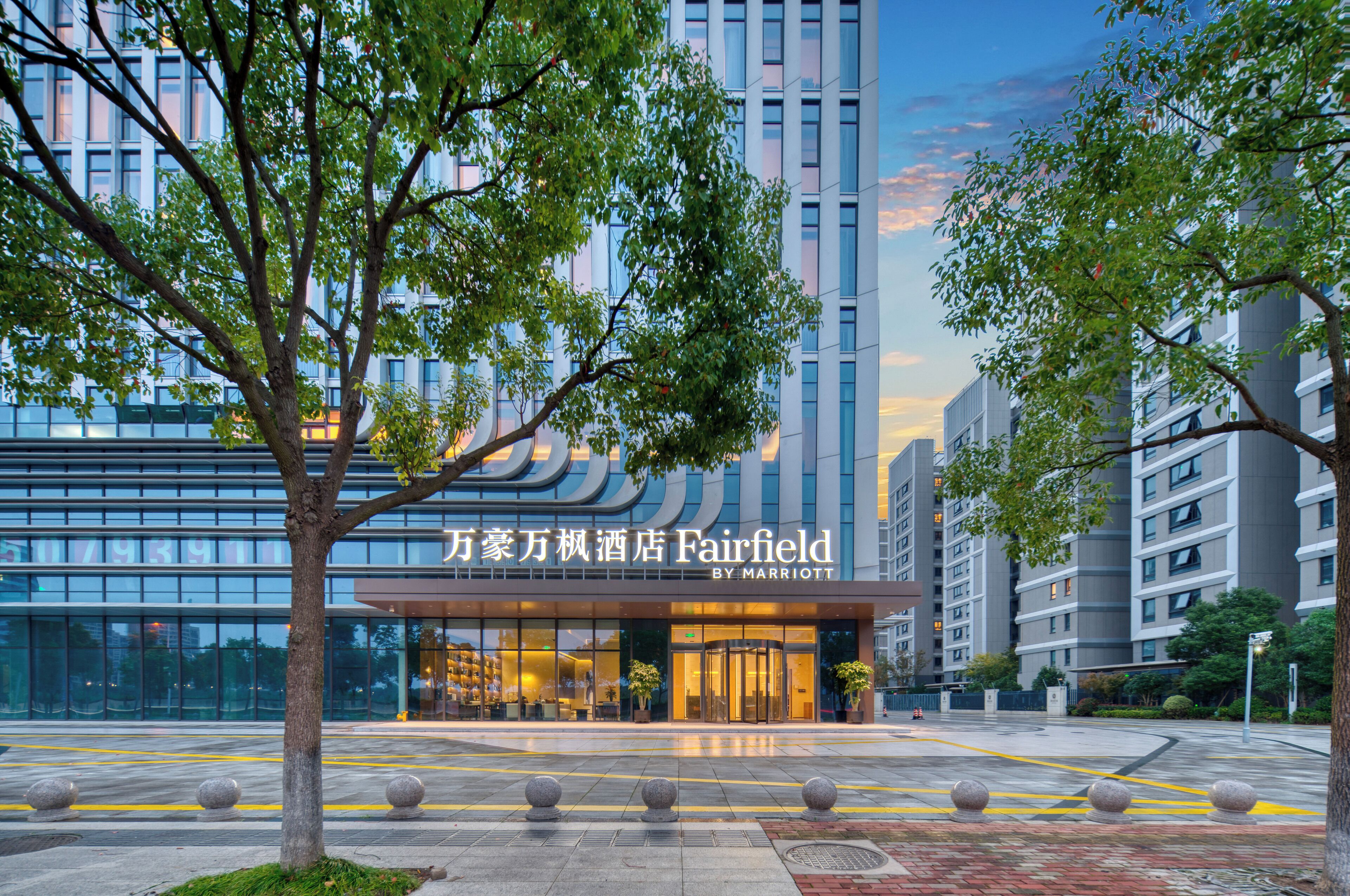 Un hôtel doté d’une façade moderne, de grandes fenêtres et d’une entrée imposante.