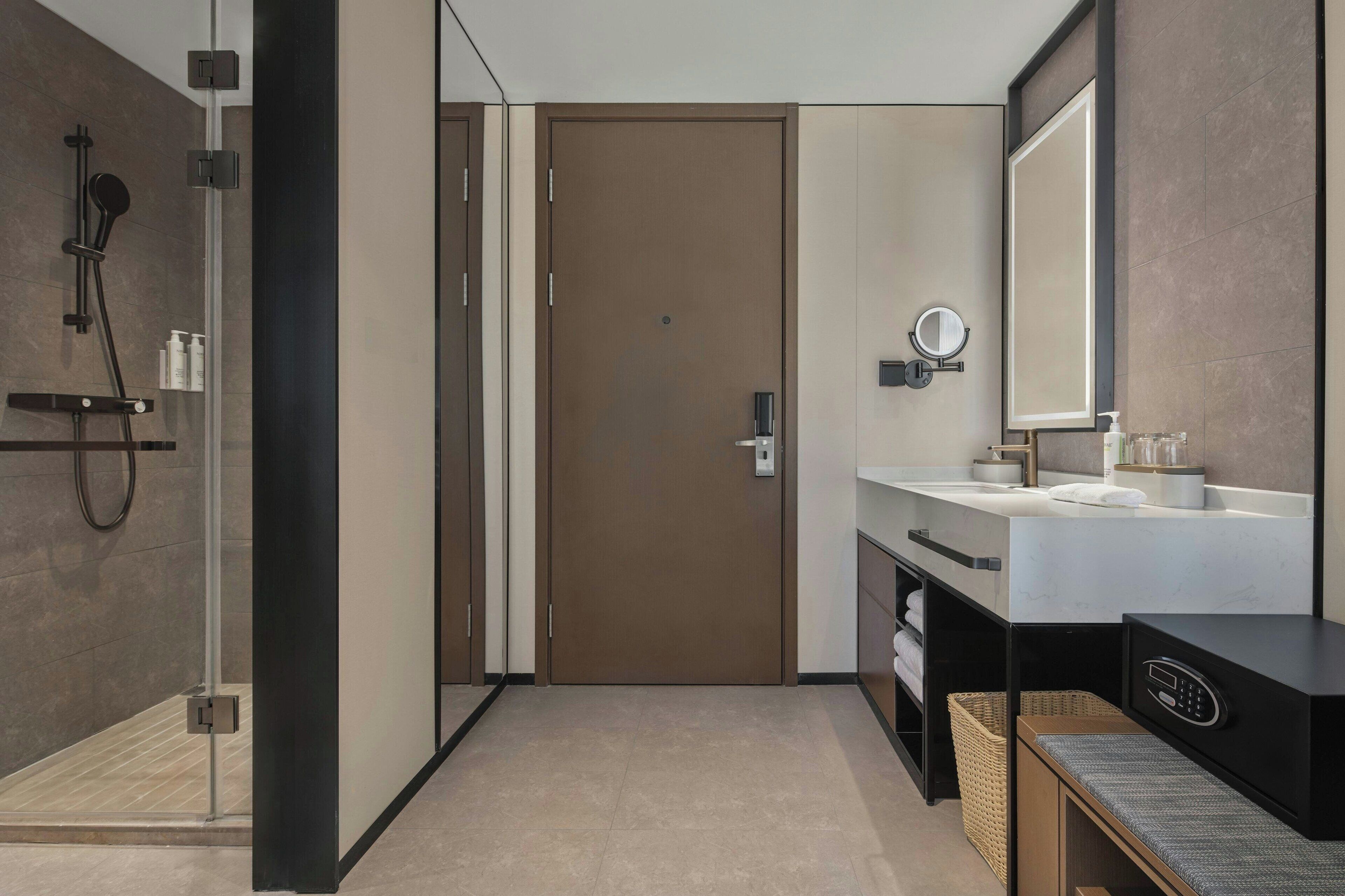 吹风机、浴袍、拖鞋