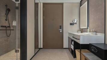 吹风机、浴袍、拖鞋