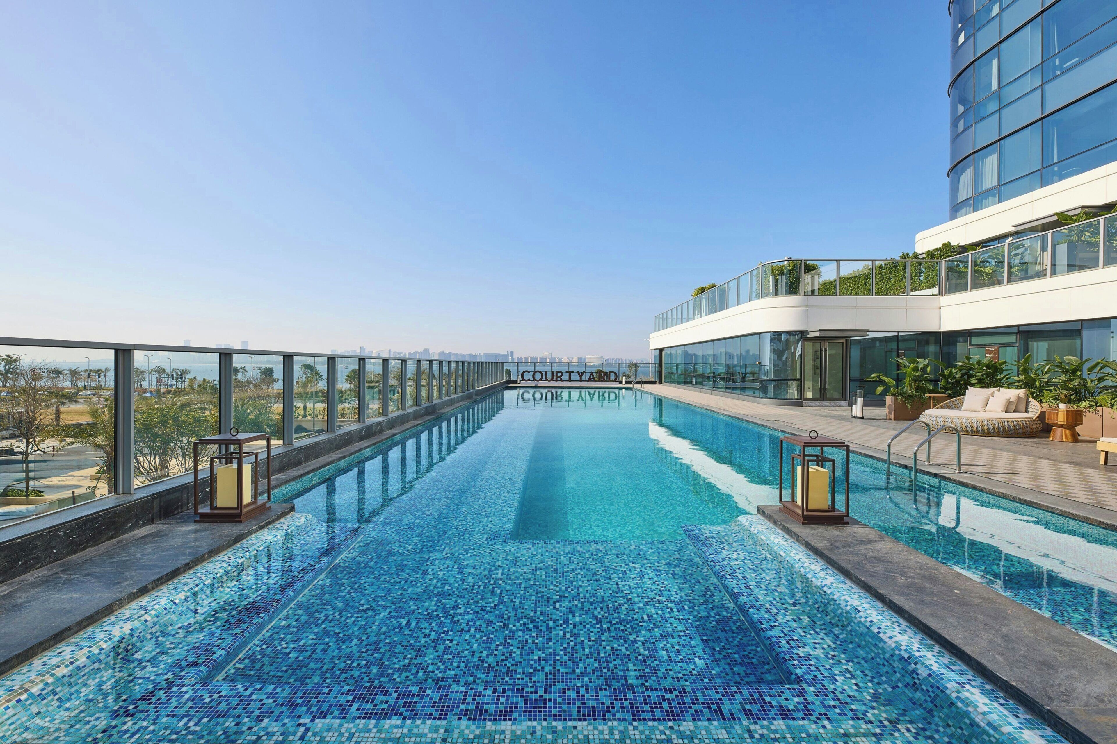 季节性开放的室外游泳池