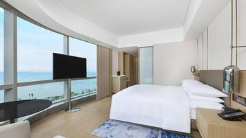 Premium-Zimmer, 1 King-Bett, Meerblick | Zimmersafe, Schreibtisch, Bügeleisen/Bügelbrett, Zustellbetten