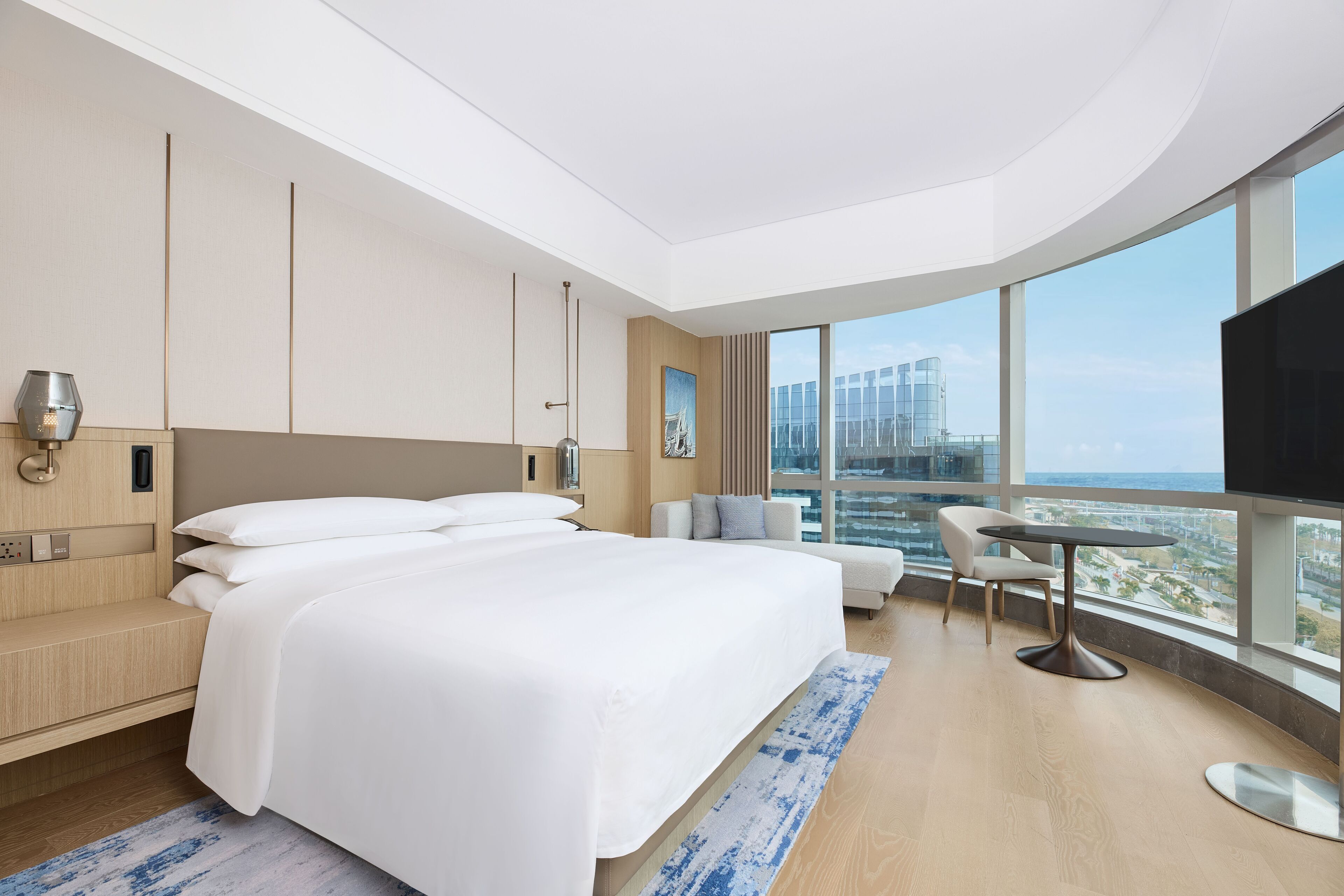 Premium kamer, 1 kingsize bed, uitzicht op zee | Een kluis op de kamer, een bureau, een strijkplank/strijkijzer