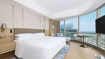 Premium kamer, 1 kingsize bed, uitzicht op zee | Een kluis op de kamer, een bureau, een strijkplank/strijkijzer