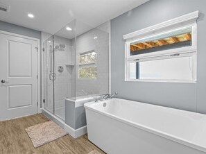 Douche, baignoire à jets, serviettes fournies, savon