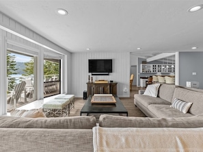 TV - The Gem of Lake CDA-Panoramic Waterfront Home with Private dock (Harrison)