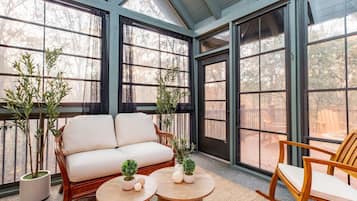 TV, fireplace, table tennis, stereo