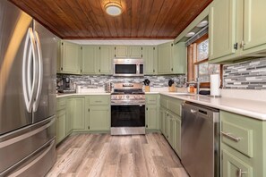 Fridge, microwave, oven, stovetop - Starling Hollow • Hot Tub | Fire Pit | Family Vibe (Blue Ridge)