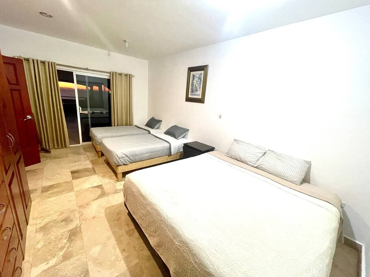 Escritorio, tabla de planchar con plancha, wifi y ropa de cama 