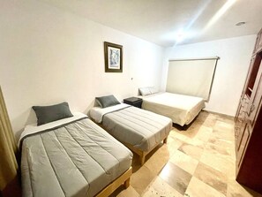 4 室のベッドルーム、デスク、アイロン / アイロン台、WiFi