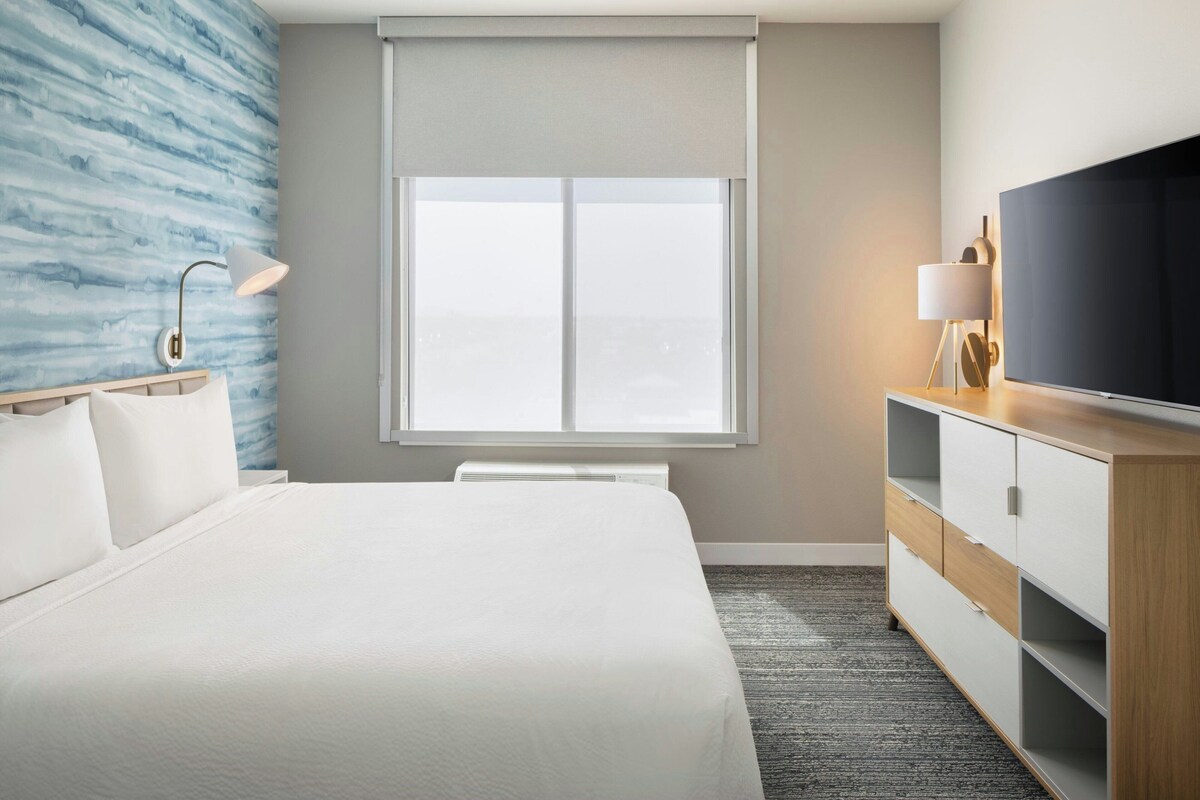 Estudio, 1 cama de matrimonio grande | Ropa de cama de alta calidad, escritorio, cortinas opacas