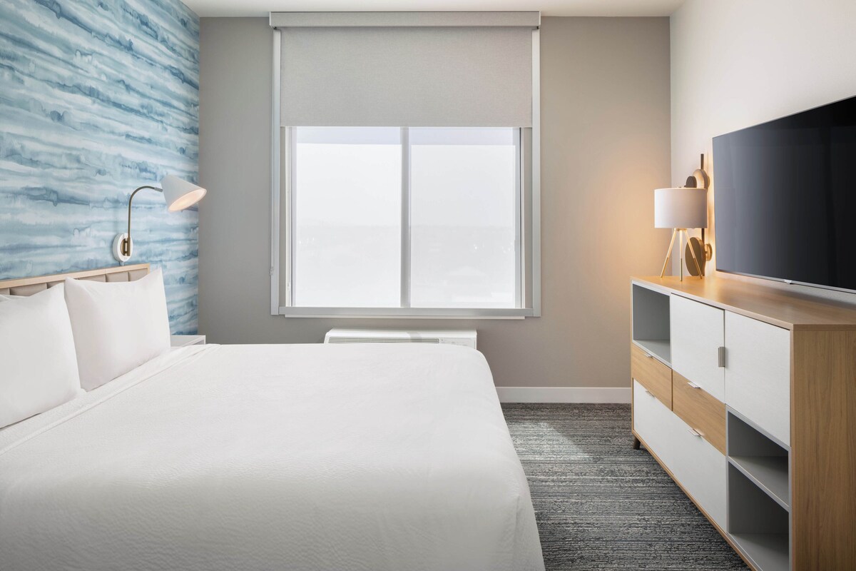 Ropa de cama de alta calidad, escritorio, cortinas opacas