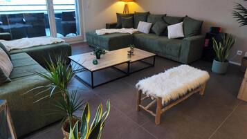 TV connectée, jeux vidéo, lecteur de DVD, livres