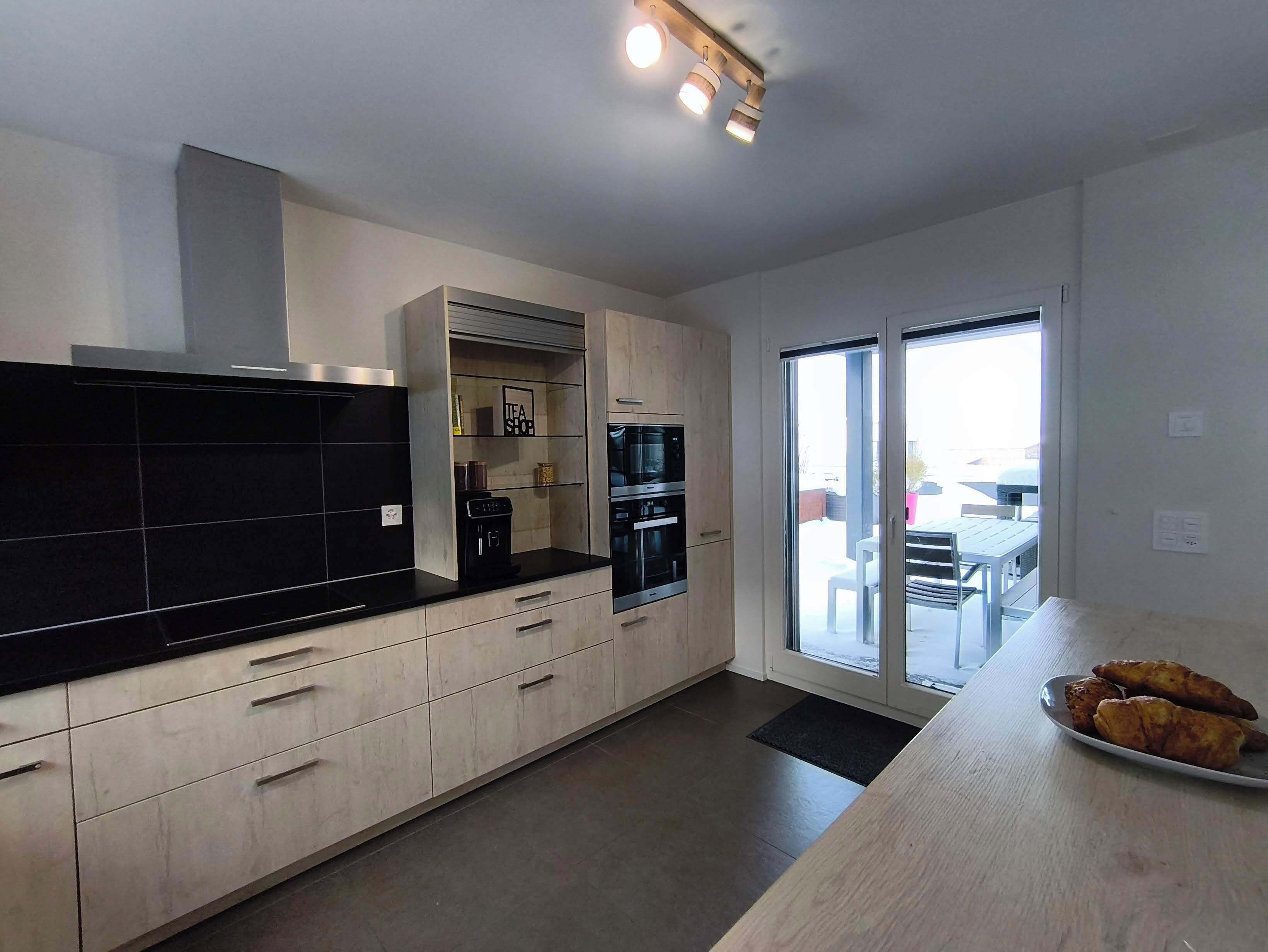 Jääkaappi, mikroaaltouuni, uuni, liesi