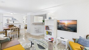Smart-TV, Bücher, Stereoanlage
