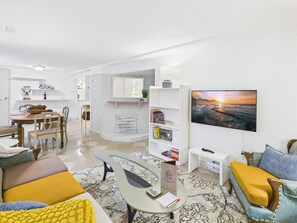 Smart-TV, Bücher, Stereoanlage