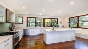 Mikrobølgeovn, ovn, kogeplade, opvaskemaskine