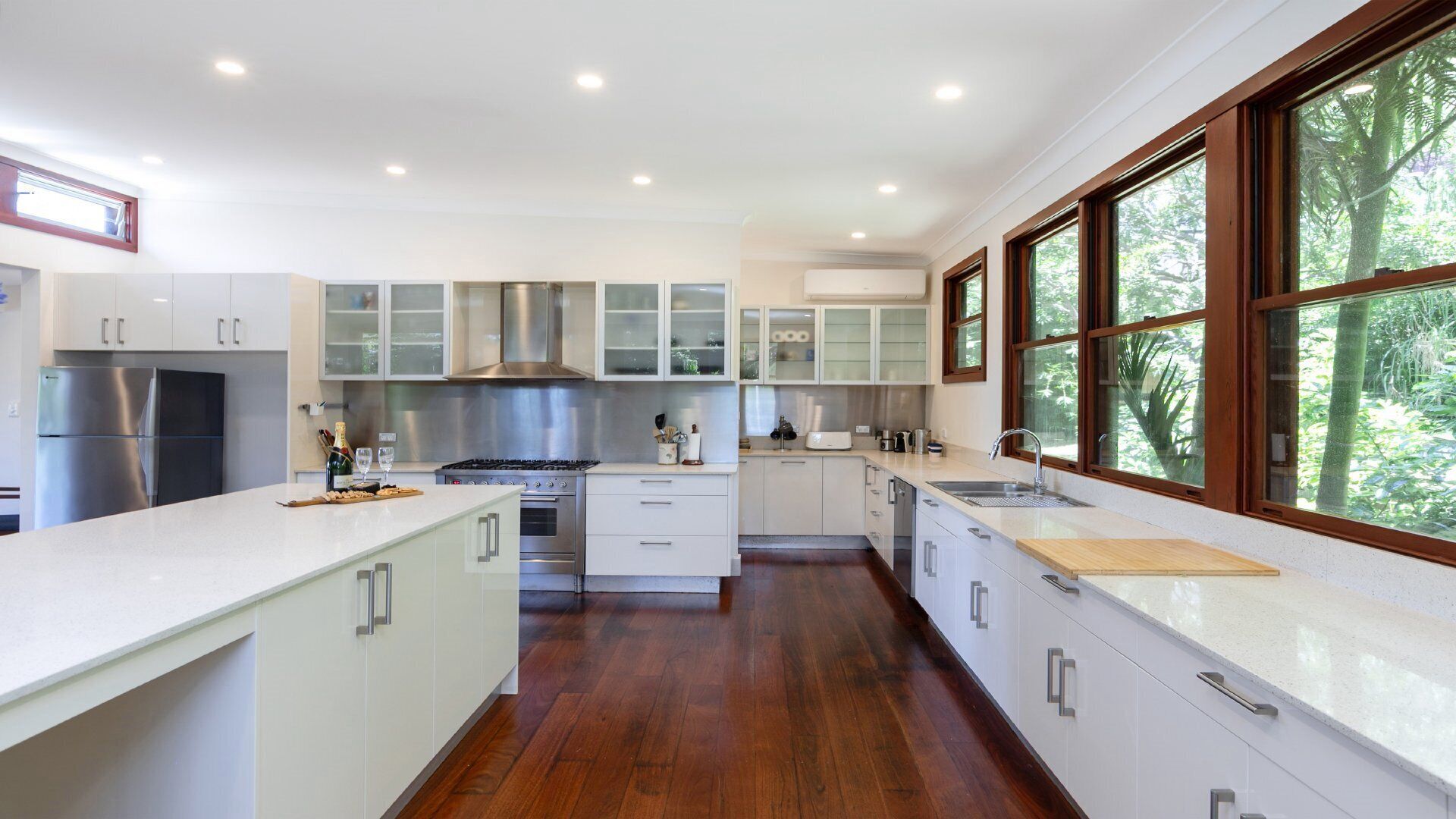 Mikrobølgeovn, ovn, kokeplater og oppvaskmaskin